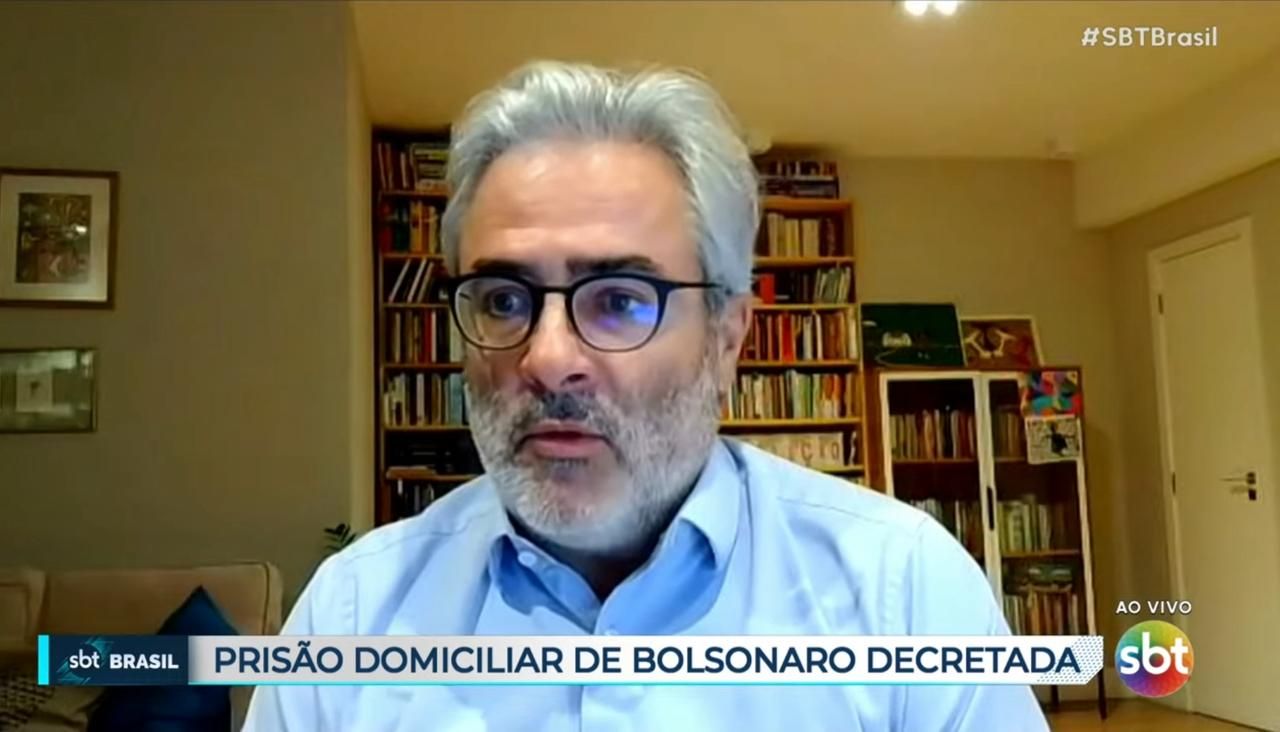 Foto No jornal SBT Brasil, Renato Stanziola Vieira avaliou a decisão de prisão domiciliar do ex-presidente da república Jair Bolsonaro. Para ele, “se há um uso indevido, político, matizado, dessa possível comunicação, não necessariamente isso significa que aquela pessoa, aquele investigado agiu de forma a burlar a decisão anteriormente imposta”. Clique e assista.